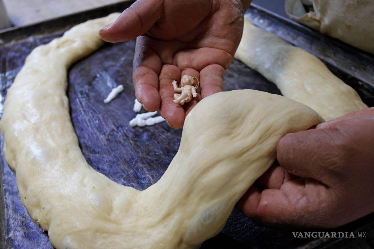 $!Trabajadores de la panadería elaboran Rosca de Reyes, la cual tradicionalmente se comparte en familia previo a la llegada de los Reyes Magos.