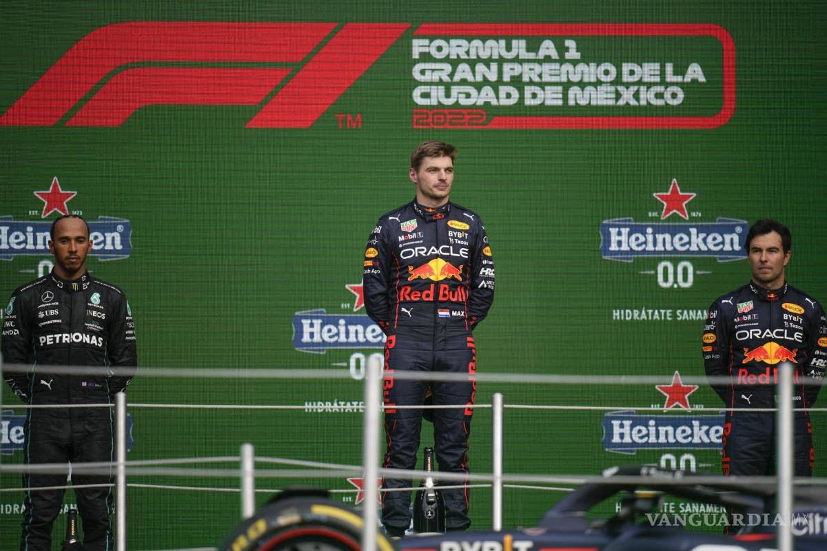 $!El británico Lewis Hamilton (i), segundo lugar; el holandés Max Vertapeppen (c), primer lugar, y el mexicano Sergio Pérez, tercer lugar, posan en el podio.