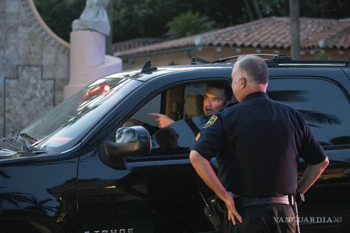 $!Un oficial de policía de Palm Beach habla con un conductor cerca de Mar-A-Lago en Palm Beach, Florida.