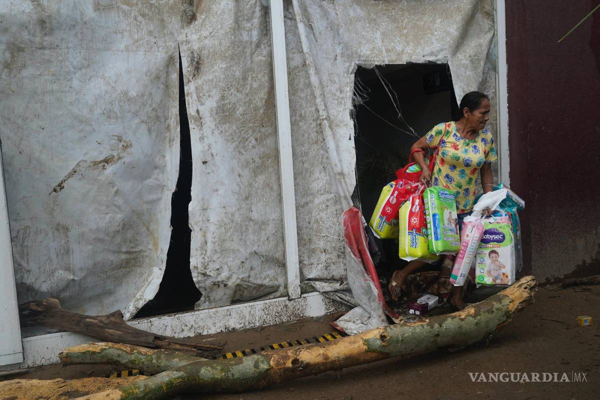 $!Una mujer saquea un supermercado después de que el huracán Otis arrasara Acapulco, Guerrero (México).