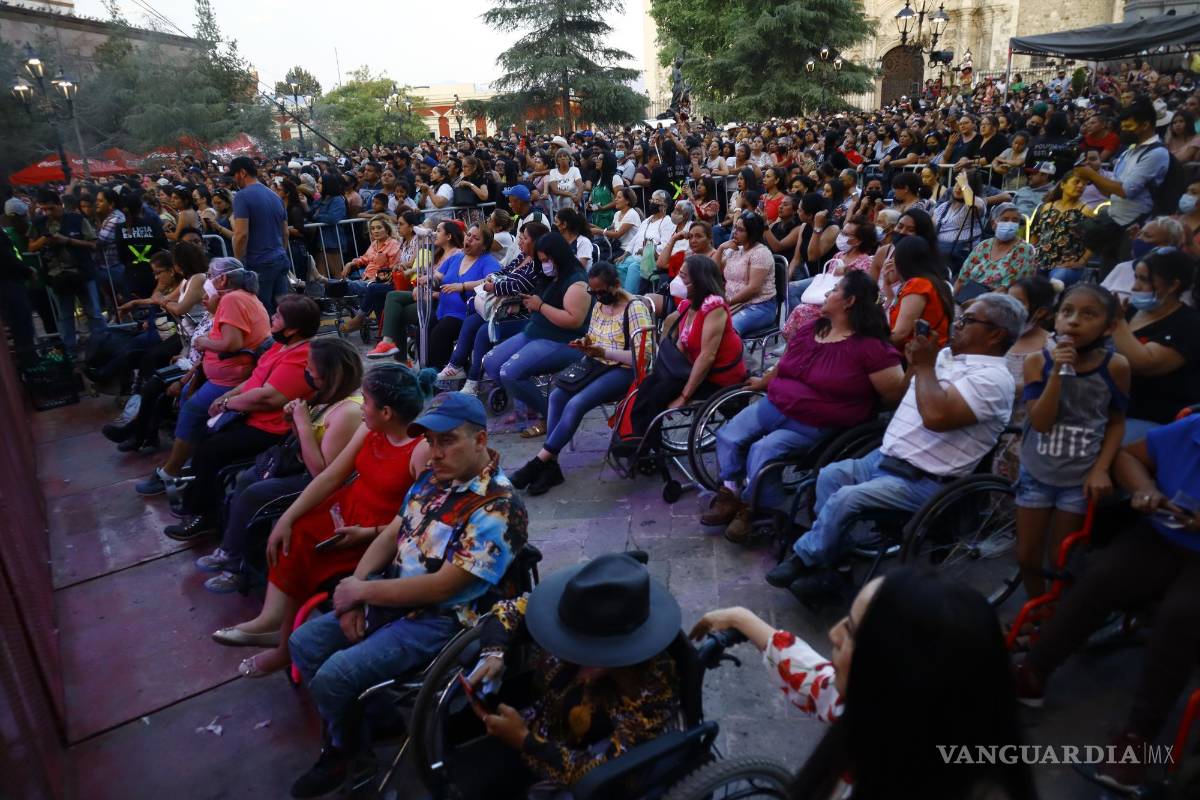 $!Presentación del cantante de música regional Jluión Álvarez en la Plaza de Armas por festejo del Día de las Madres.