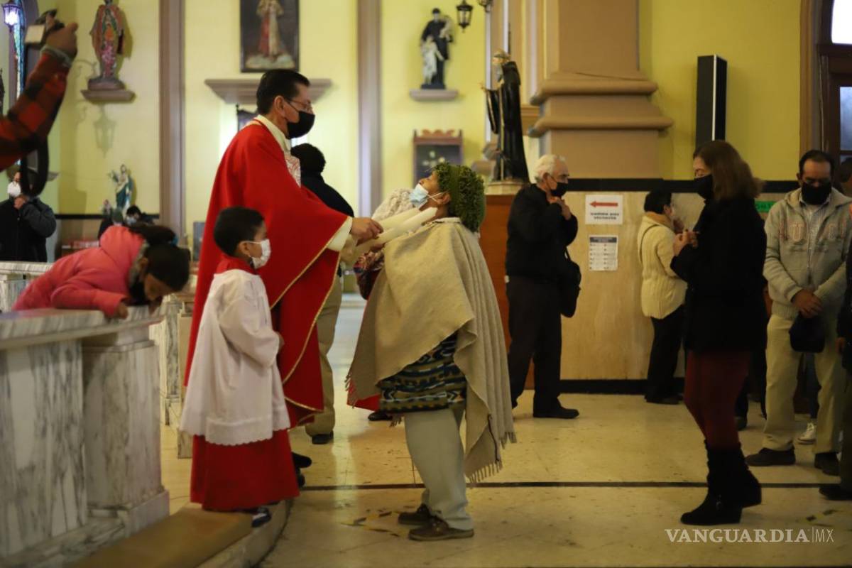 Realizan bendición de gargantas en Saltillo; ‘también es vacuna contra el COVID-19’, dicen feligreses