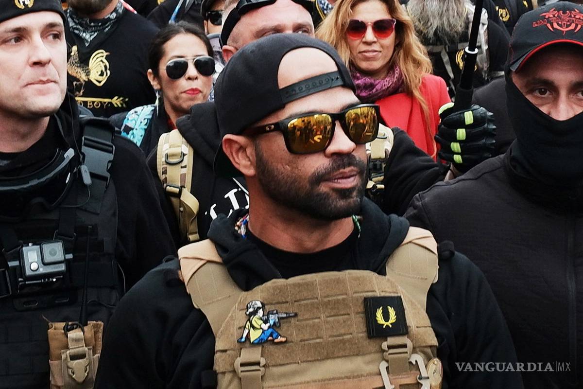 $!El líder de Proud Boys, Enrique Tarrio, durante una marcha hacia Freedom Plaza, en Washington.