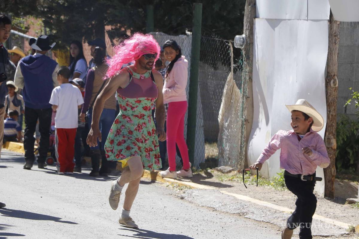 Acuden cientos a quema de Judas a El Tunal, ejido de Arteaga