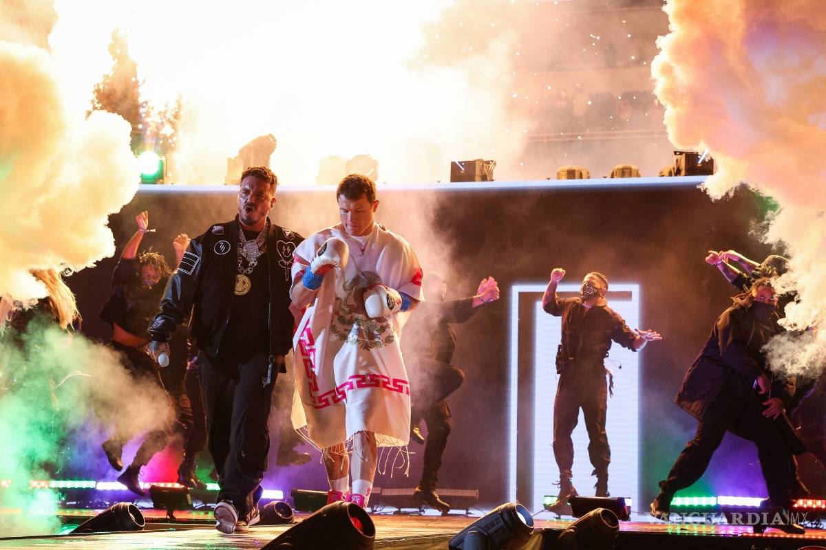 $!'Canelo' Álvarez vuelve a salir con sarape hecho en Saltillo