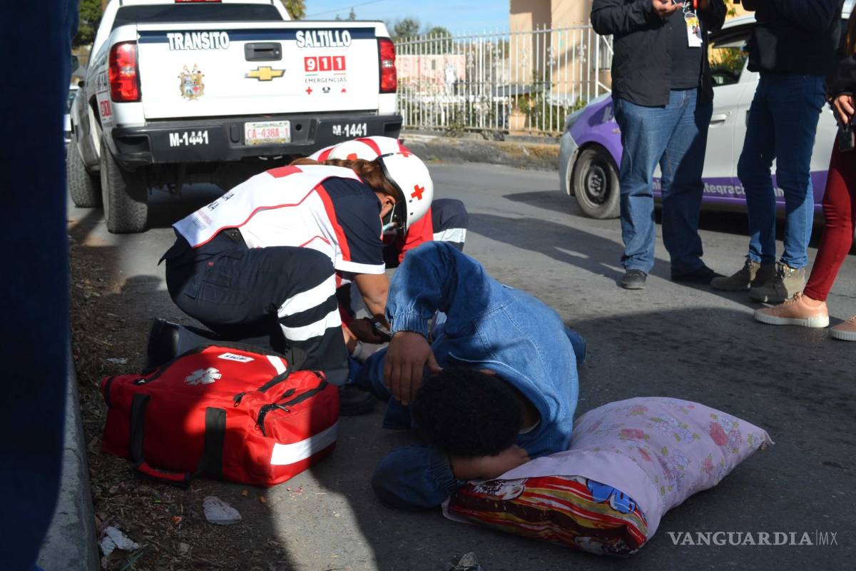 $!Conductor atropella a dos jóvenes en Saltillo; manda a familiar a tratar de solucionar accidente