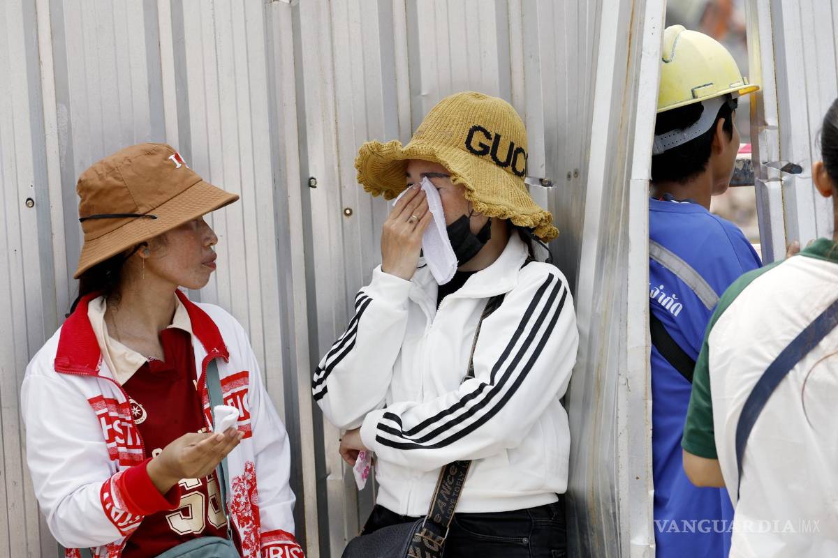 $!Una persona llora durante una operación de búsqueda y rescate de sobrevivientes en el lugar del derrumbe de un edificio tras un terremoto en Bangkok, Tailandia.