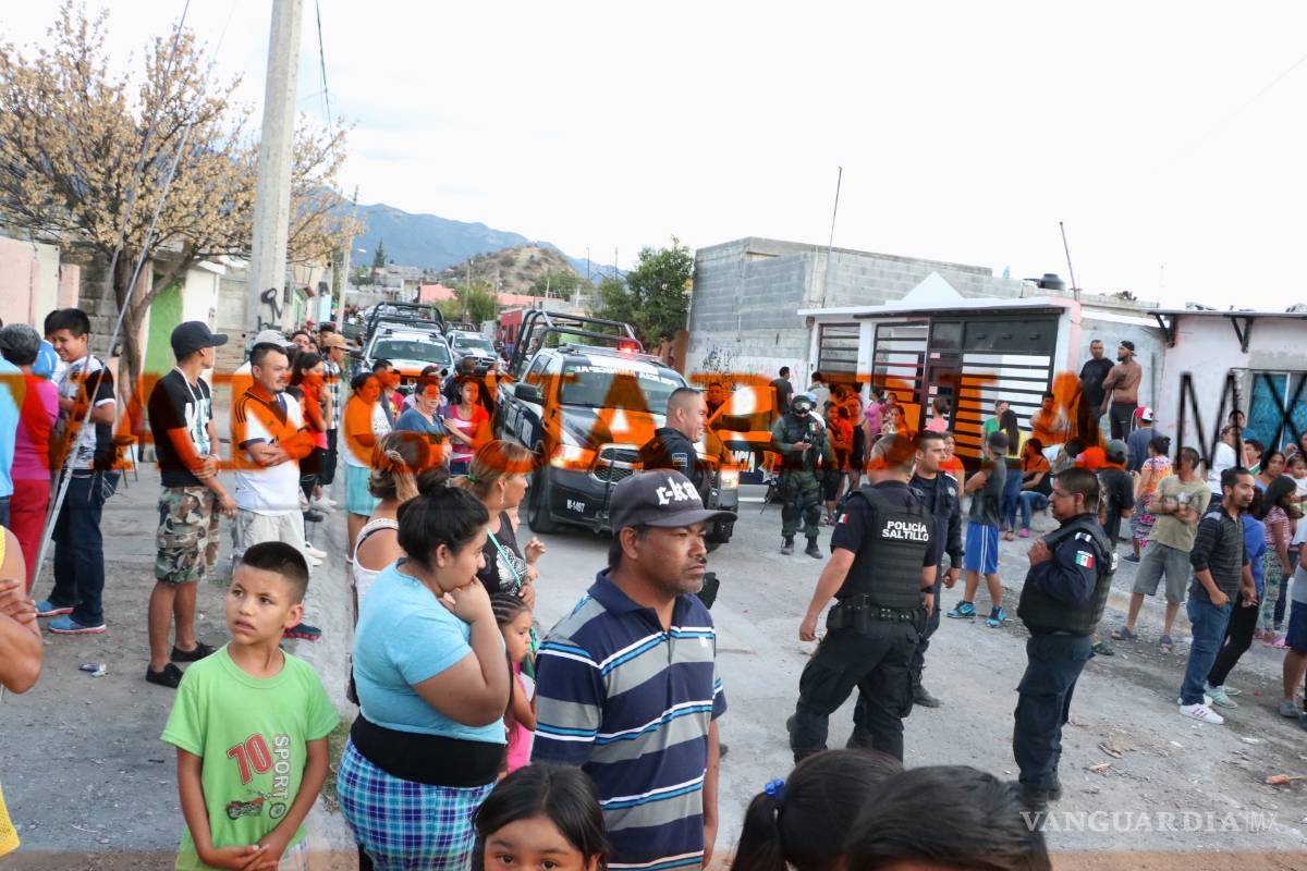 $!Padre e hijo roban patrulla de la policía de Saltillo y terminan volcados
