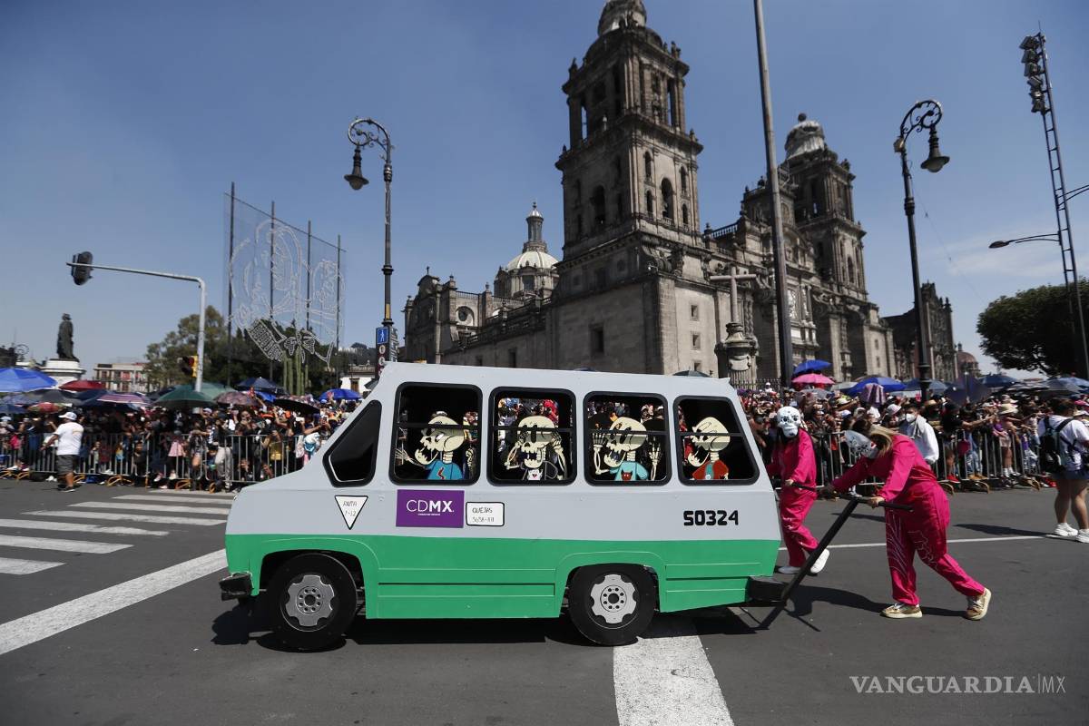 $!Personas participan en las principales avenidas en un desfile en conmemoración del Día de Muertos en Ciudad de México. EFE/Mario Guzmán