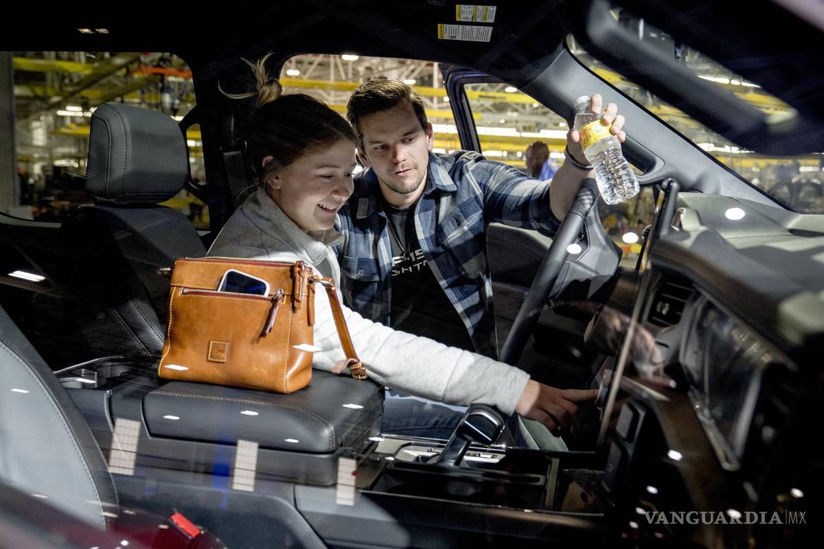 $!La gente mira el interior de una camioneta Ford F-150 Lightning.