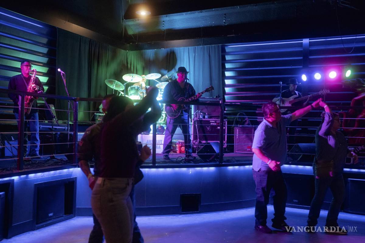 $!Los clientes bailan mientras la banda Sangre Joven toca en Buffalo Thunder Resort Casino en Santa Fe, Nuevo México.
