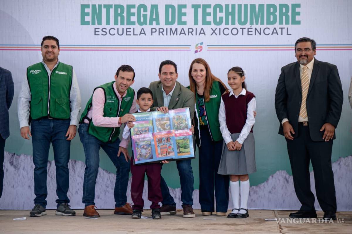 $!Durante el evento se entregaron de manera simbólica libros de texto, útiles escolares y uniformes.