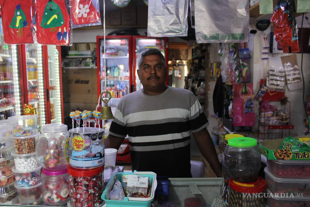 $!Armando Prado, extrabajador de Wrangler, ha decidido invertir parte de su liquidación en una miscelánea que ya tenía, pero asegura que seguirá buscando empleo.