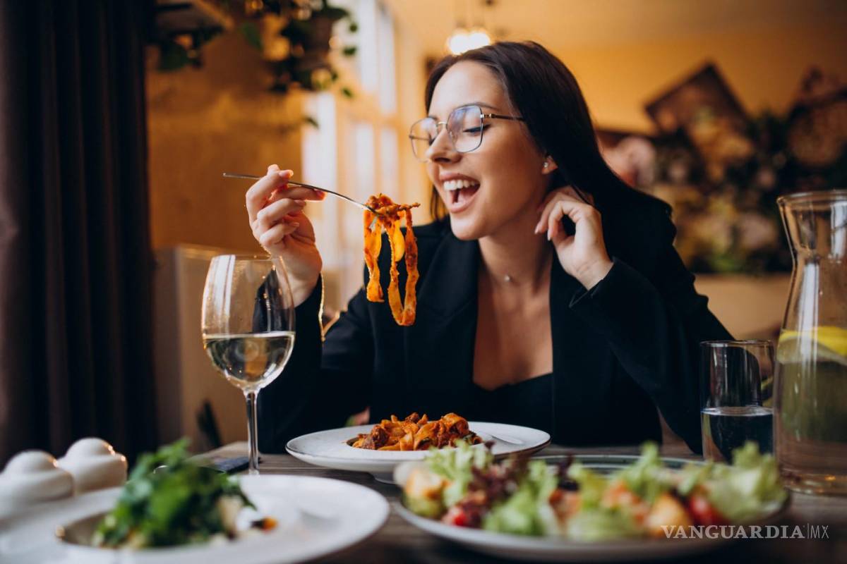 Tinder para ir a cenar, la otra estafa más común de la app de citas