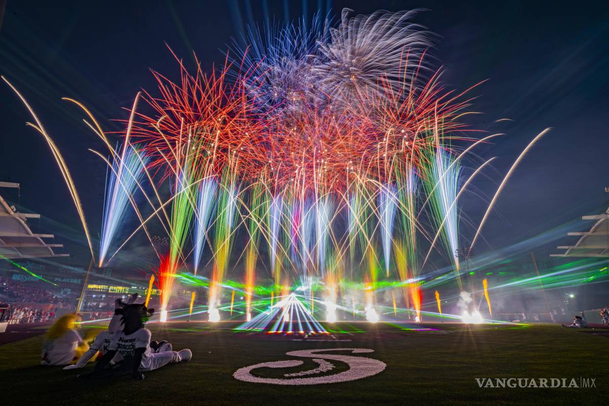 $!Un espectáculo de colores iluminó el Estadio Fco I. Madero durante la inauguración de la temporada.