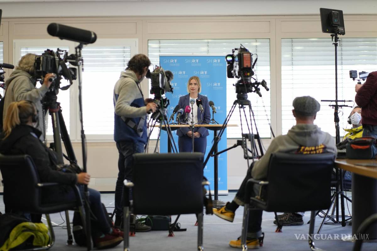 $!Frederike Milhoffer, portavoz del tribunal de Landgericht Itzehoe, informó a los medios de comunicación después de que se pospusiera en Itzehoe un juicio contra un exsecretario de 96 años del comandante de las SS del campo de concentración de Stutthof. AP/Markus Schreiber