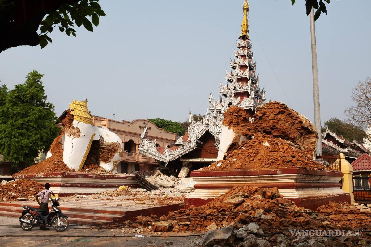 $!Un hombre mira la pagoda Maha Myat Muni derrumbada tras un terremoto en Mandalay, Myanmar.