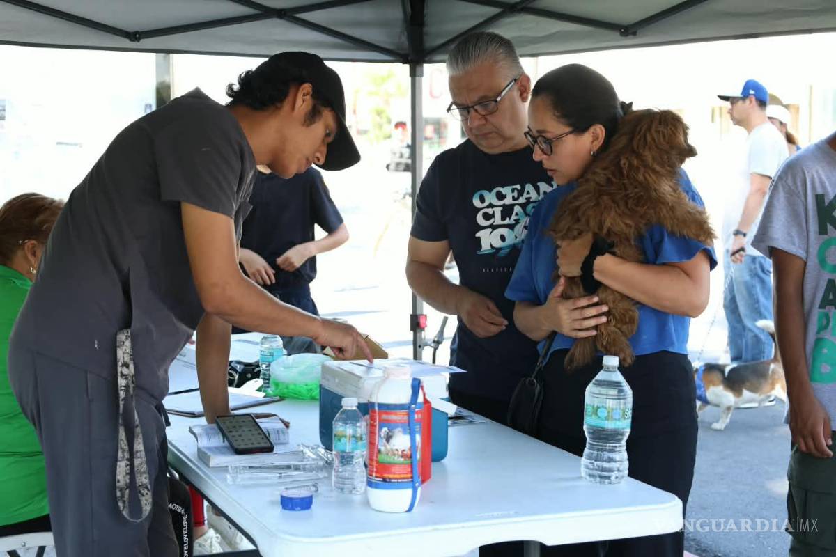 $!Personal municipal ofreció servicios gratuitos para animales de compañía, entre ellos vacunación antirrábica y desparasitación.