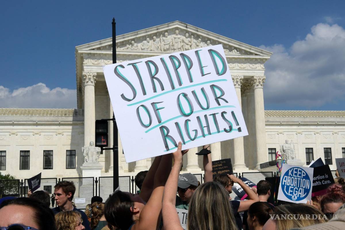 $!Una mujer sostiene una pancarta que dice Despojadas de nuestros derechos, durante una manifestación frente al Tribunal Supremo en Washington.