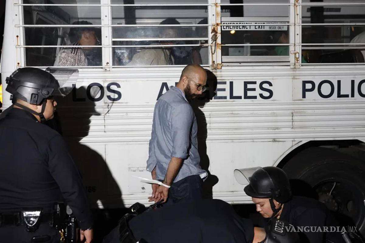 $!Fotografía del 10 de junio de 2025 de agentes de policía deteniendo a una persona durante las protestas contra las redadas migratorias, en Los Ángeles, California.