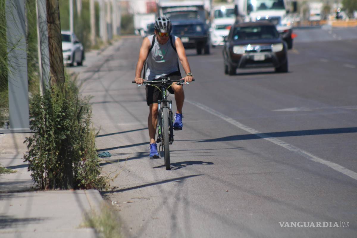 $!La ciclovía del bulevar Mieleras ha quedado rebasada frente a la cantidad de automóviles.