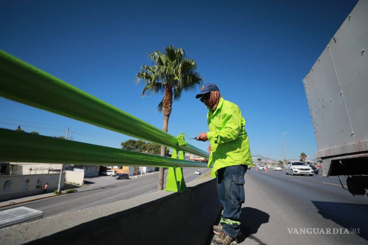 $!Personal municipal retira pintas y rehabilita muros y columnas de puentes vehiculares de Saltillo.