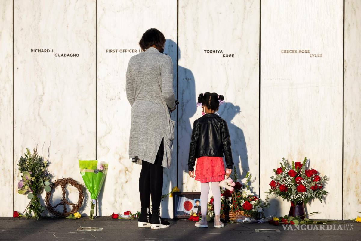 $!En el vigésimo aniversario del 11 de septiembre, los familiares de los pasajeros del vuelo 93 presentan sus respetos antes de una ceremonia para honrar su memoria en el Monumento Nacional del Vuelo 93 en Shanksville, Pensilvania. EFE/EPA/Jim Lo Scalzo