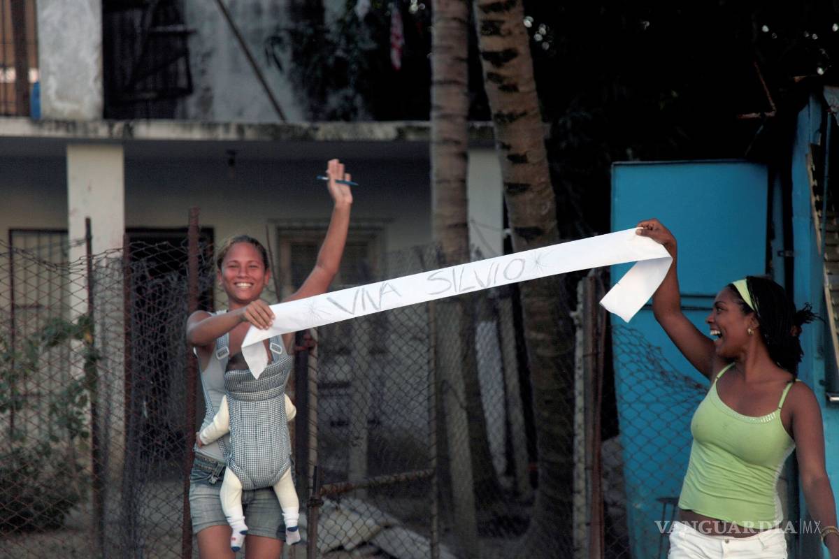$!Cambia Silvio Rodríguez la guitarra por la foto