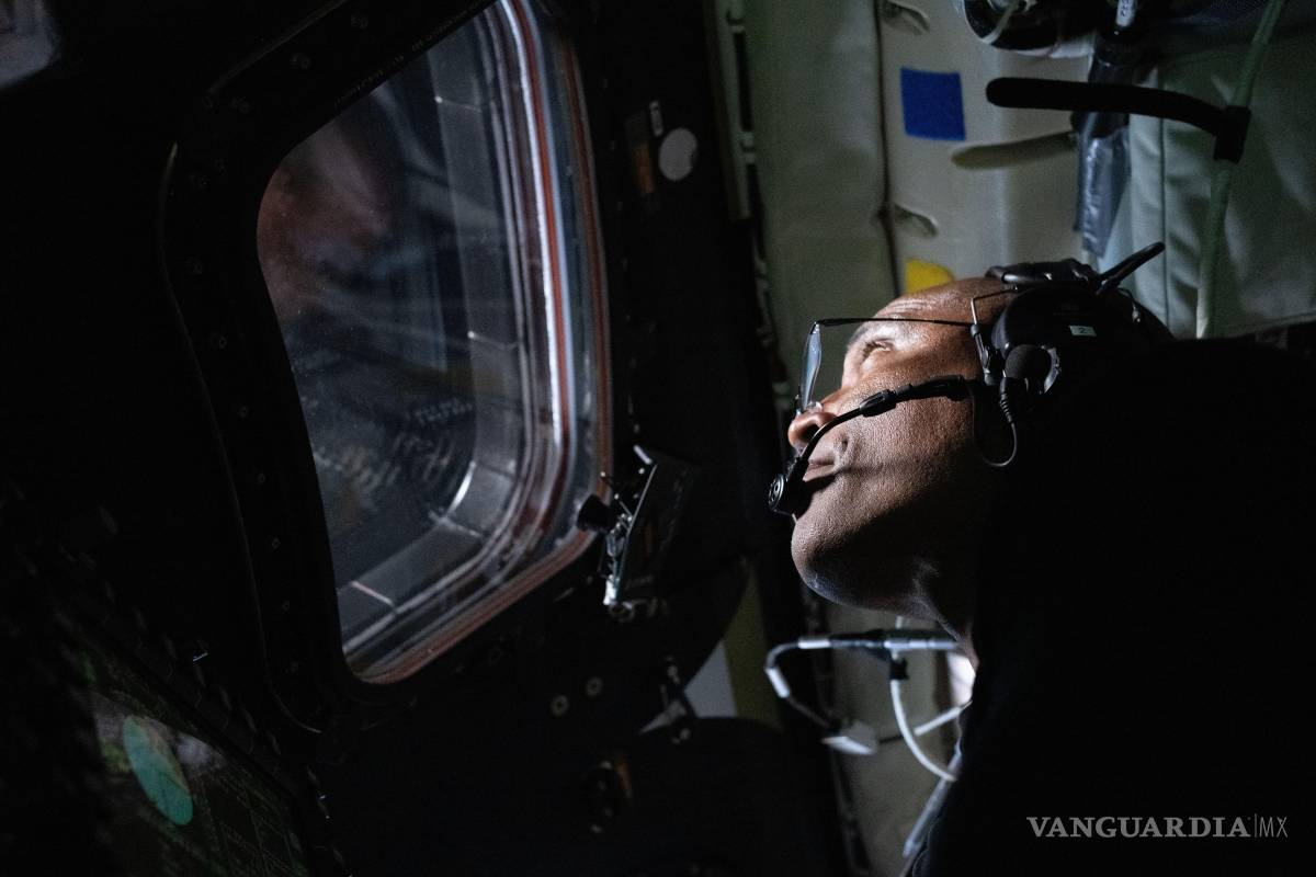 $!E piloto de Artemis II, Victor Glover, a bordo de la nave espacial Orion durante el sobrevuelo lunar de Artemis II el lunes 6 de abril de 2026.
