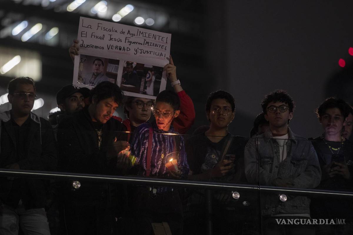 $!Activistas de la comunidad LGBT protestan con una vigilia para exigir justicia por el asesinato del Magistrade Jesús Ociel Baena en la Ciudad de México (México).