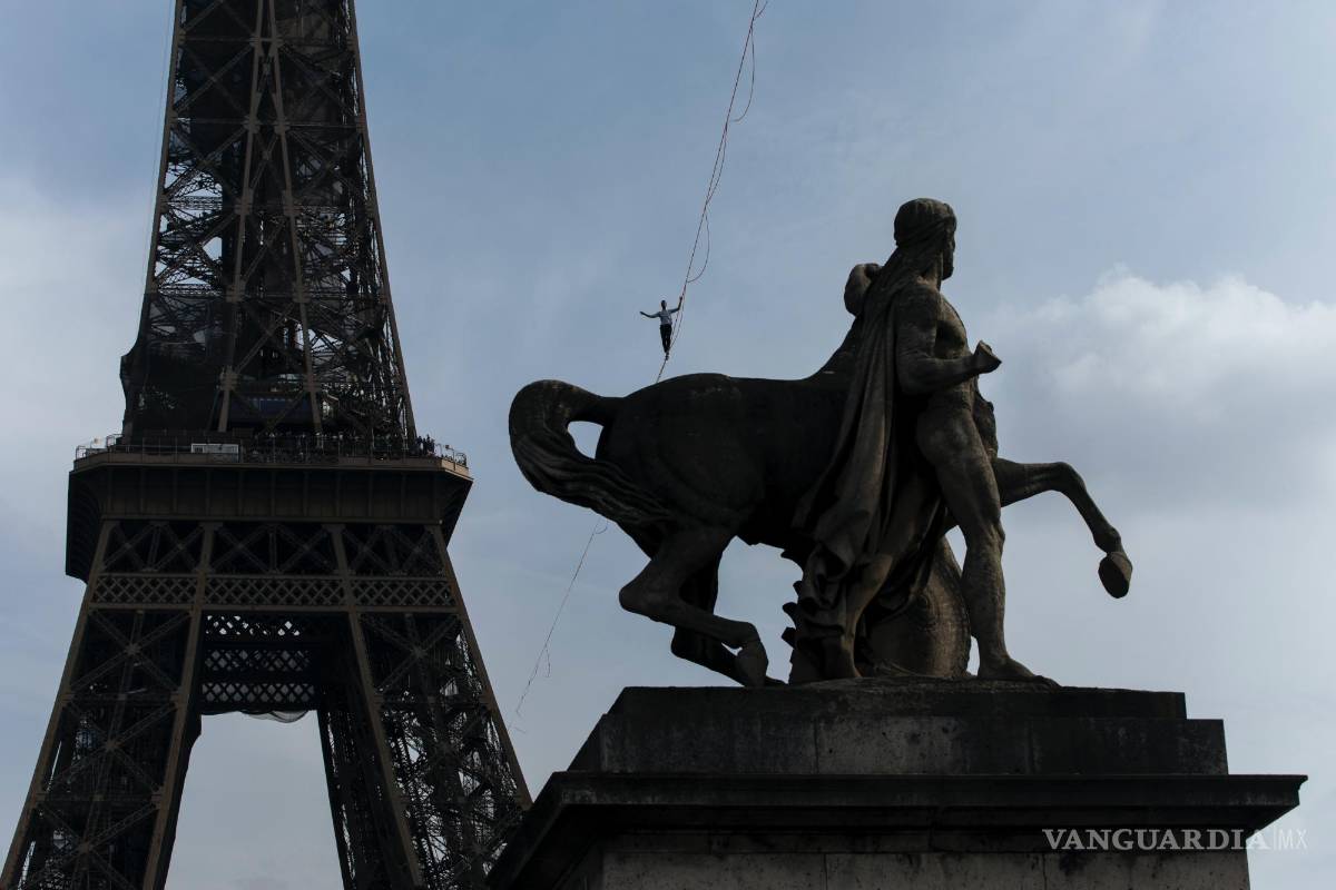 $!El acróbata francés Nathan Paulin intenta caminar por una cuerda floja desde la Torre Eiffel a través del río Sena, en París, como parte de los eventos en Francia para los Días del Patrimonio Nacional. AP/Lewis Joly