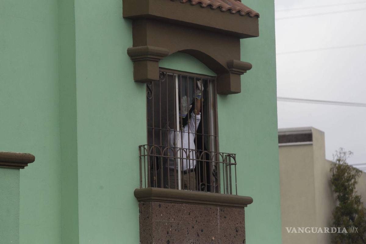 $!Peritos comienzan las labores de investigación en viviendas cercanas.