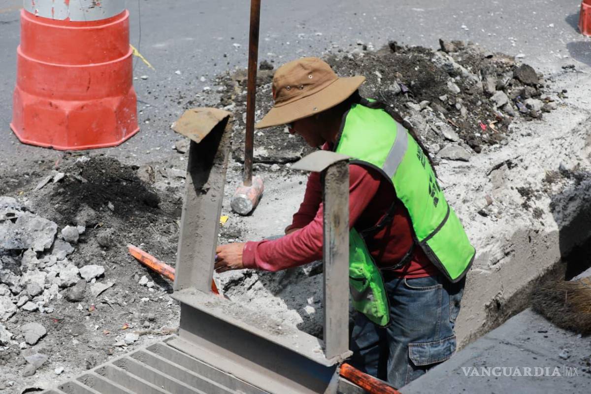 $!También se rehabilitaron y dieron mantenimiento a rejillas pluviales en calzada Luis Echeverría.