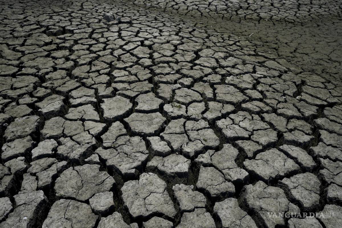$!La tierra seca y agrietada es visible en el embalse La Boca que abastece de agua a la ciudad de Monterrey en Santiago, Nuevo León.
