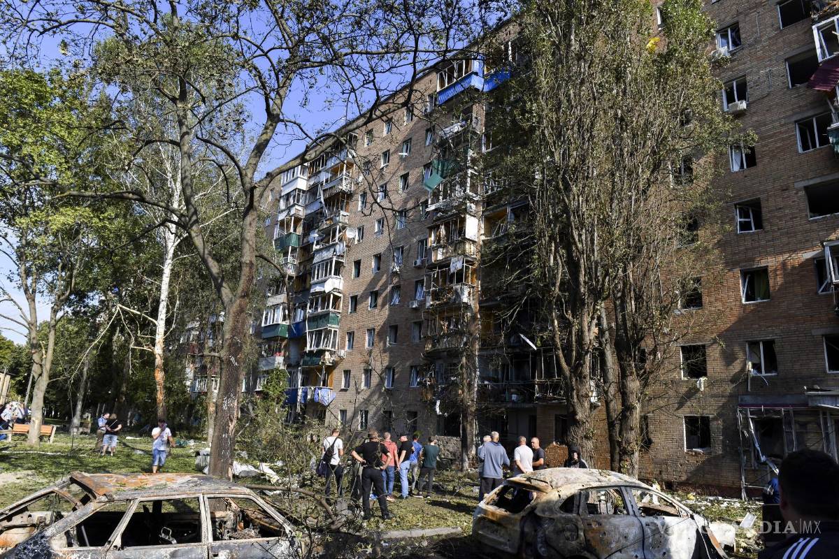$!La gente se reúne en un edificio de apartamentos dañado después del bombardeo del lado ucraniano en Kursk, Rusia.