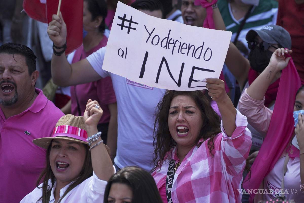 $!Organizaciones ciudadanas marchan en apoyo al INE mientras el presidente Andrés Manuel López Obrador presiona para reformarlo, en la Ciudad de México.