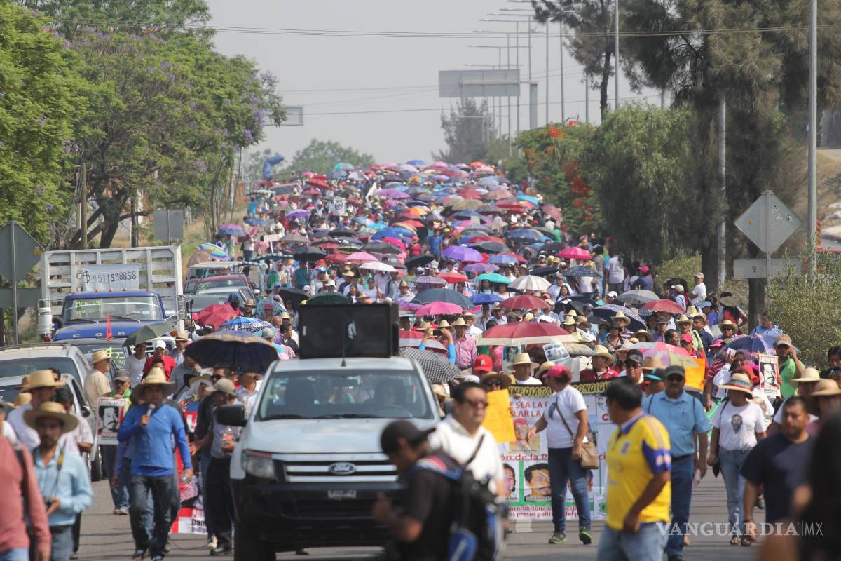 $!En nueve estados, miles de profesores protestan contra la reforma educativa