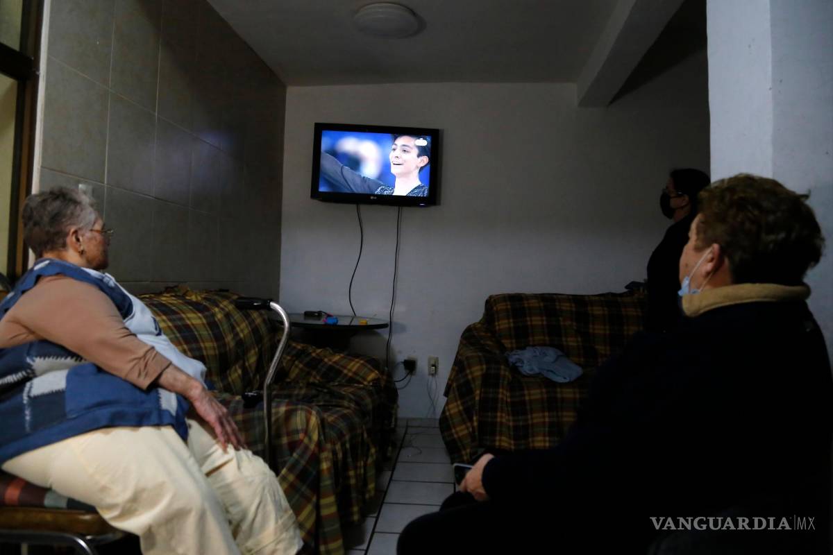 $!Vecinas de la familia Carrillo siguen por televisión la actuación del patinador mexicano Donovan Carrillo en Pekín 2022 en Guadalajara. EFE/Francisco Guasco