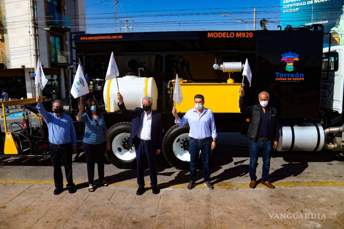 Entrega Jorge Zermeño una máquina microcarpeteadora al Sistema Integral de Mantenimiento Vial de Torreón