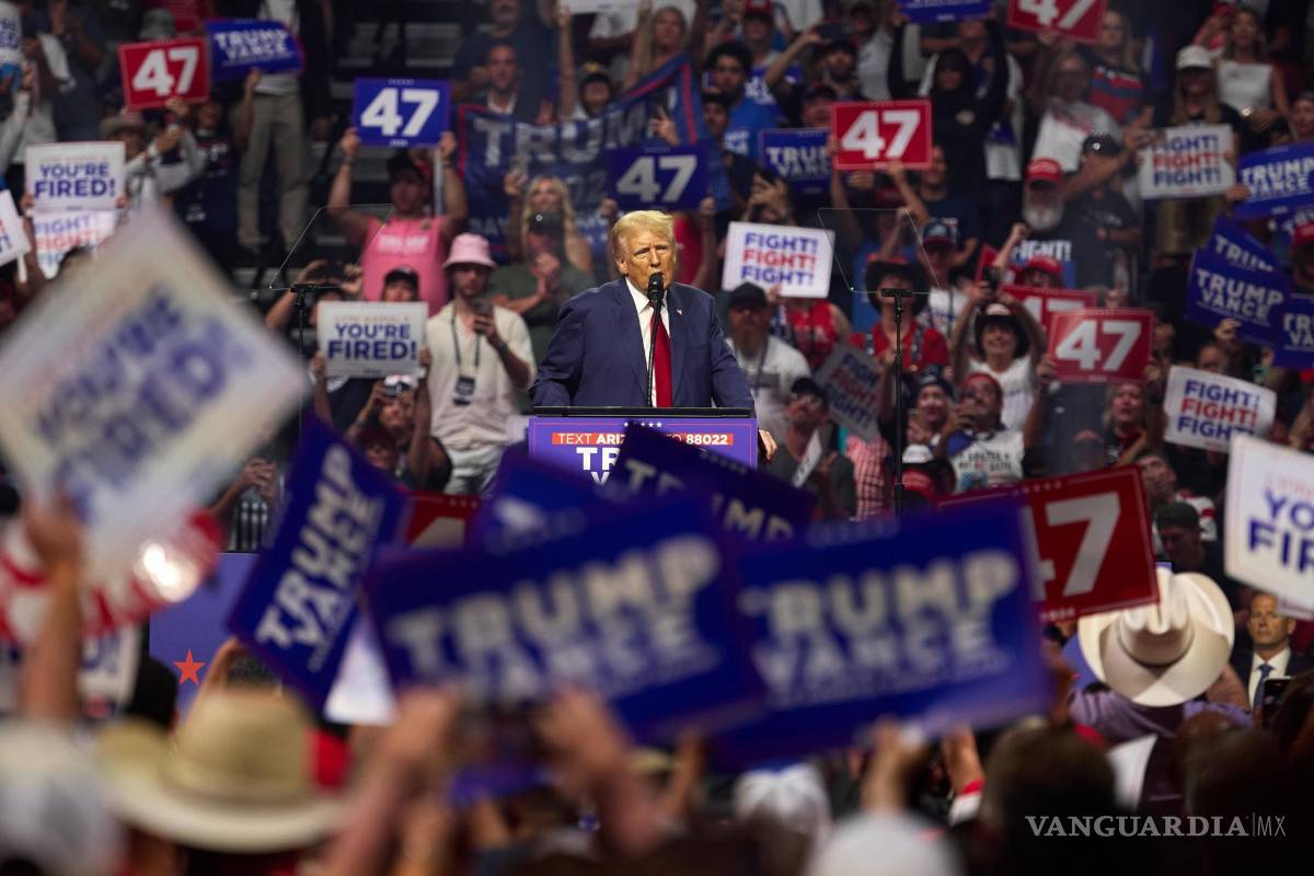 $!El candidato presidencial republicano Donald J. Trump habla en un mitin electoral en el Desert Diamond Arena en Glendale, Arizona