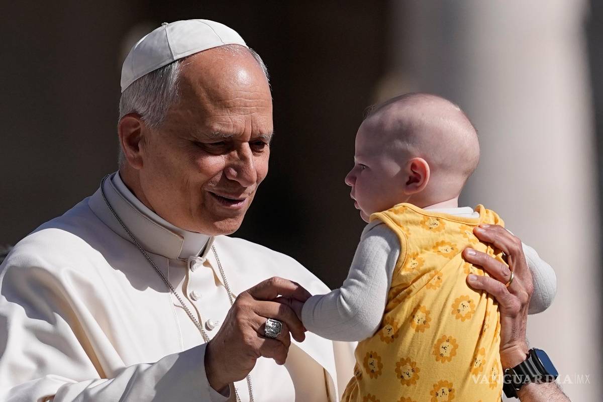 $!El papa León XIV bendice a un recién nacido a su llegada a la Plaza de San Pedro en el Vaticano para su audiencia general semanal.
