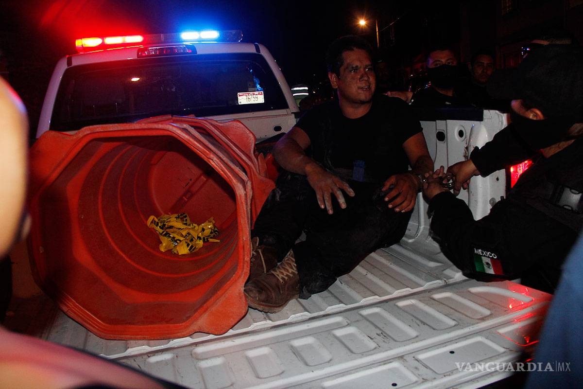 $!Detienen a joven en Saltillo por andar de 'lioso' contra policías