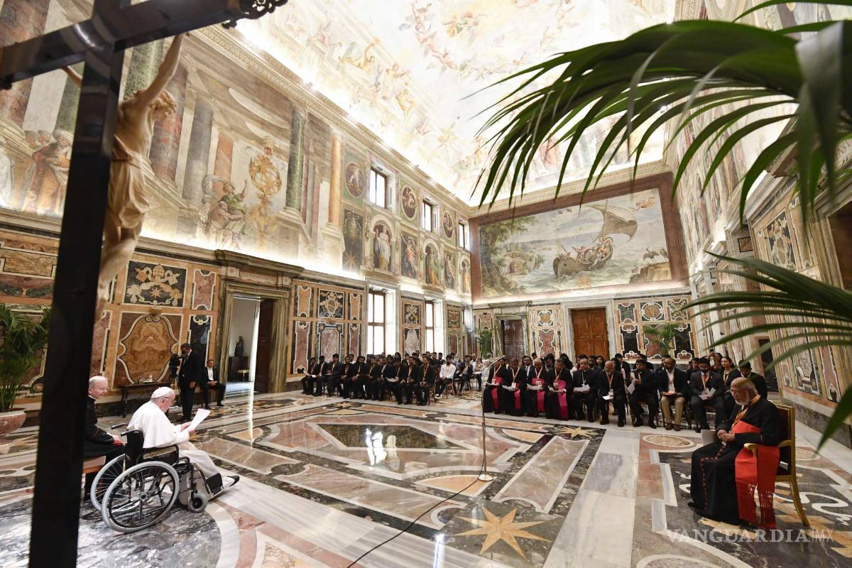$!El papa Francisco en una reunión con miembros de la ‘Conferencia de Líderes Juveniles Siro-Malabar’, durante su peregrinaje a Roma, en la Ciudad del Vaticano.