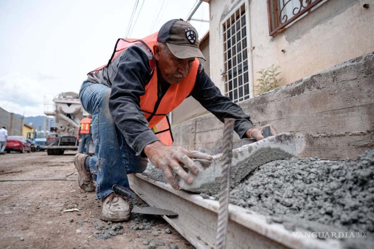 $!Las obras contemplan la colocación de carpeta asfáltica, construcción de cordones cuneta e introducción de drenaje sanitario en calles donde anteriormente faltaba este servicio básico.