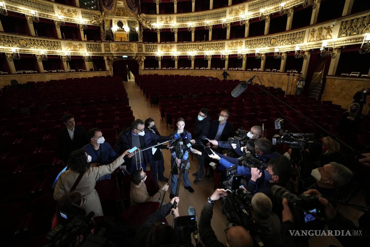 $!La bailarina rusa Olga Smirnova habla con periodistas en el Teatro San Carlo en Nápoles, Italia.
