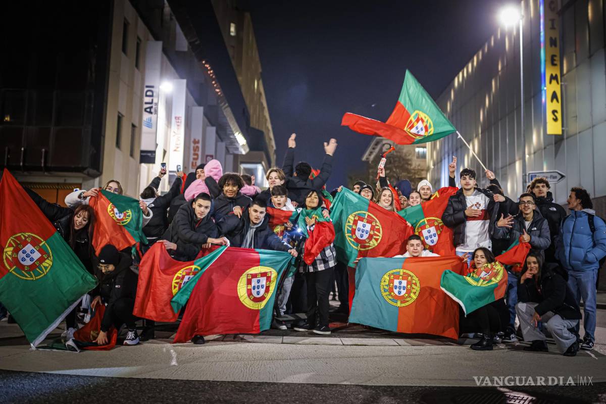$!Aficionados de Portugal celebran el pase a cuartos.