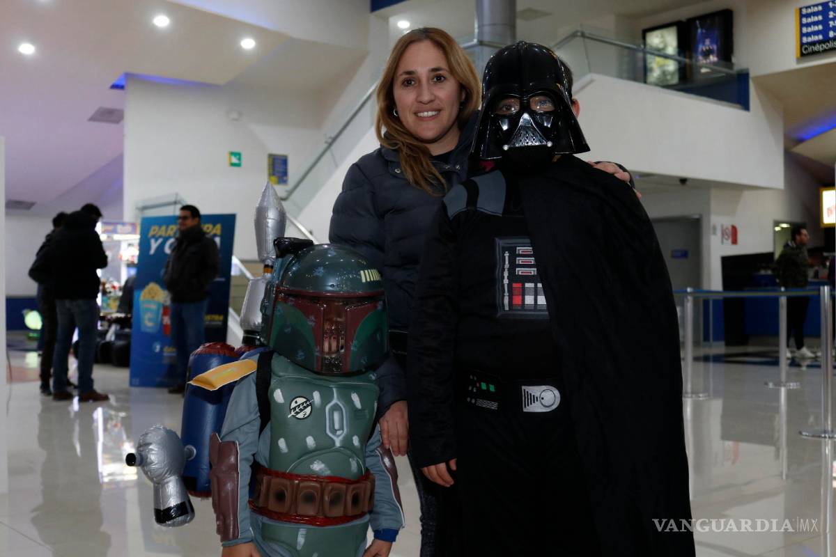 $!Sin importar el frío, saltillenses ‘vuelan’ a los cines por nueva película de Star Wars