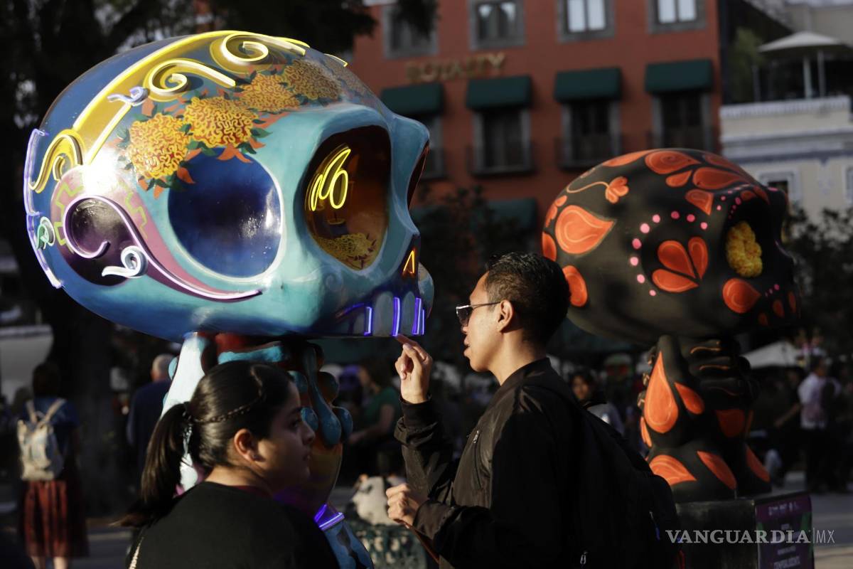 $!El Día de Muertos de México está de fiesta debido a que cumple 20 años de que fuera declarada por la Unesco.