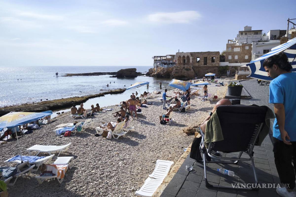 $!Personas van a la playa de la ciudad turística de Batroun, en el norte del Líbano.