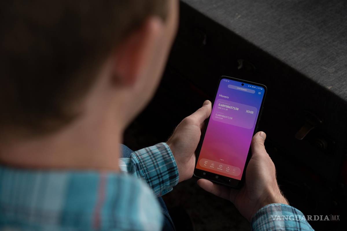 $!Justin Ehrenhofer, ejecutivo de Cake Wallet, revisa la aplicación de su empresa en Chicago